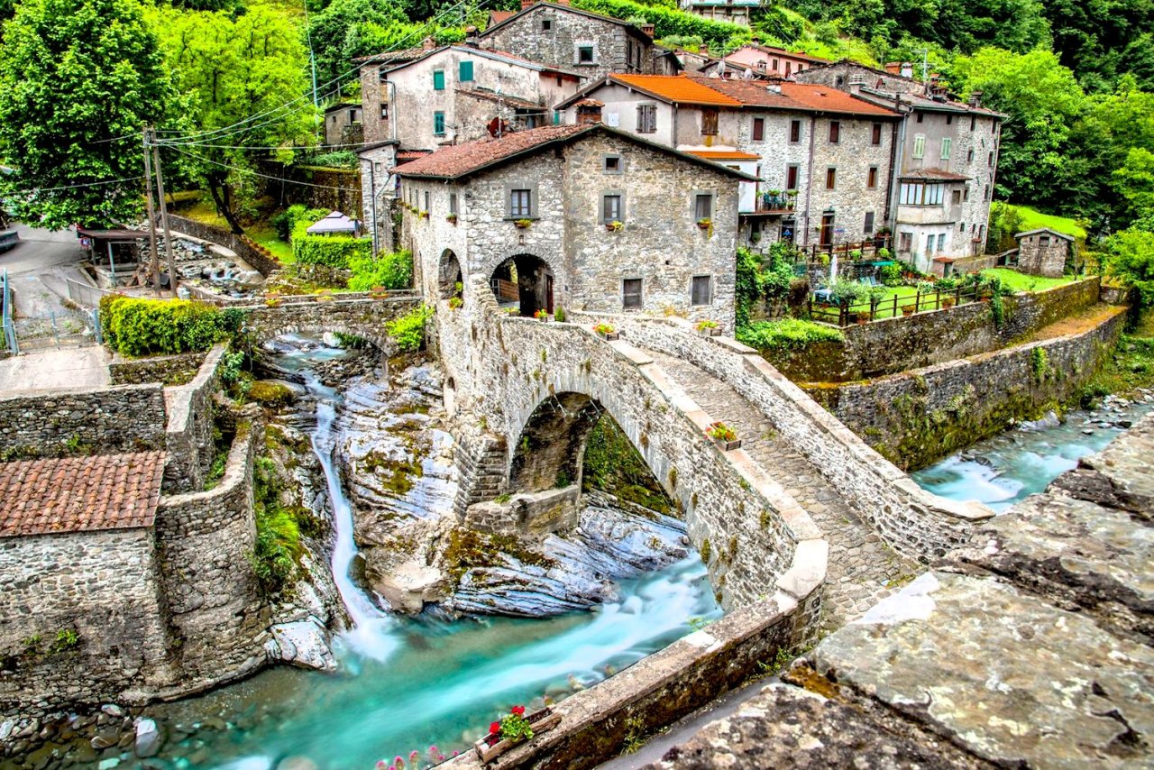 Lucca-Il-Ponte-Colandi-o-della-Dogana-a-Fabbriche-di-Vallico.jpg